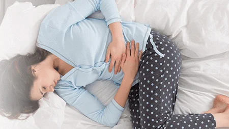 Femme qui se tient l'estomac