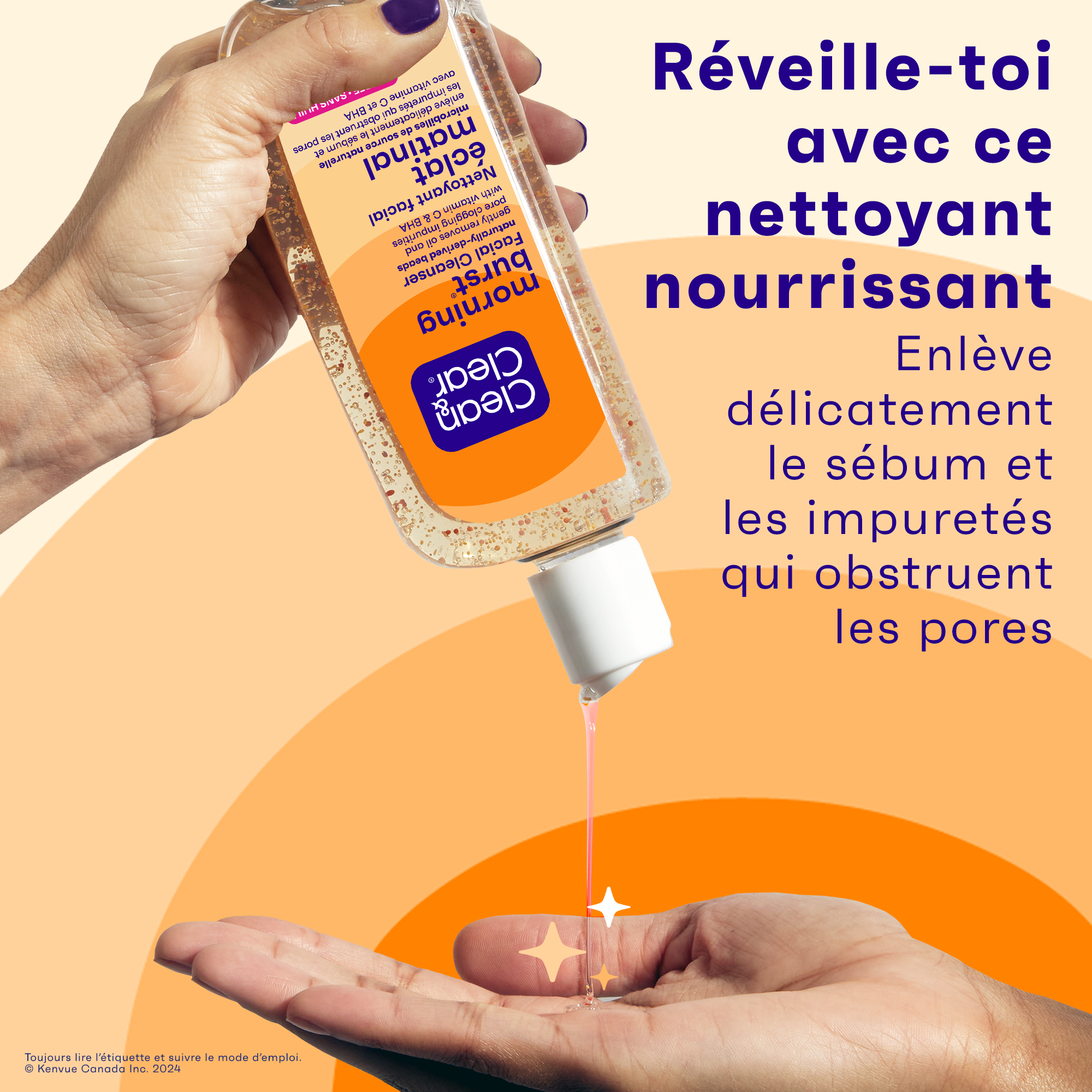 Une personne se verse du nettoyant pour le visage CLEAN & CLEAR® MORNING BURST® sur la main 