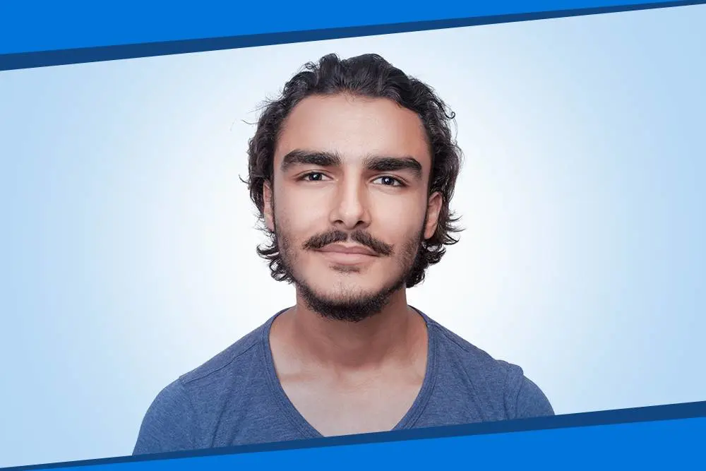 homme aux cheveux brun et à la moustache