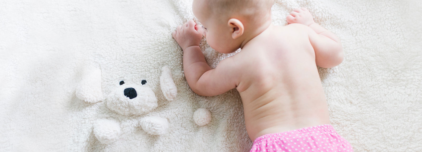 bébé dans une couche rose