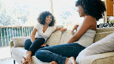 Femmes qui parlent et rient