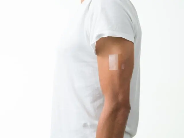 Timbre Nicorette placé sur le bras d’un homme