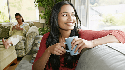 Femme qui boit un café