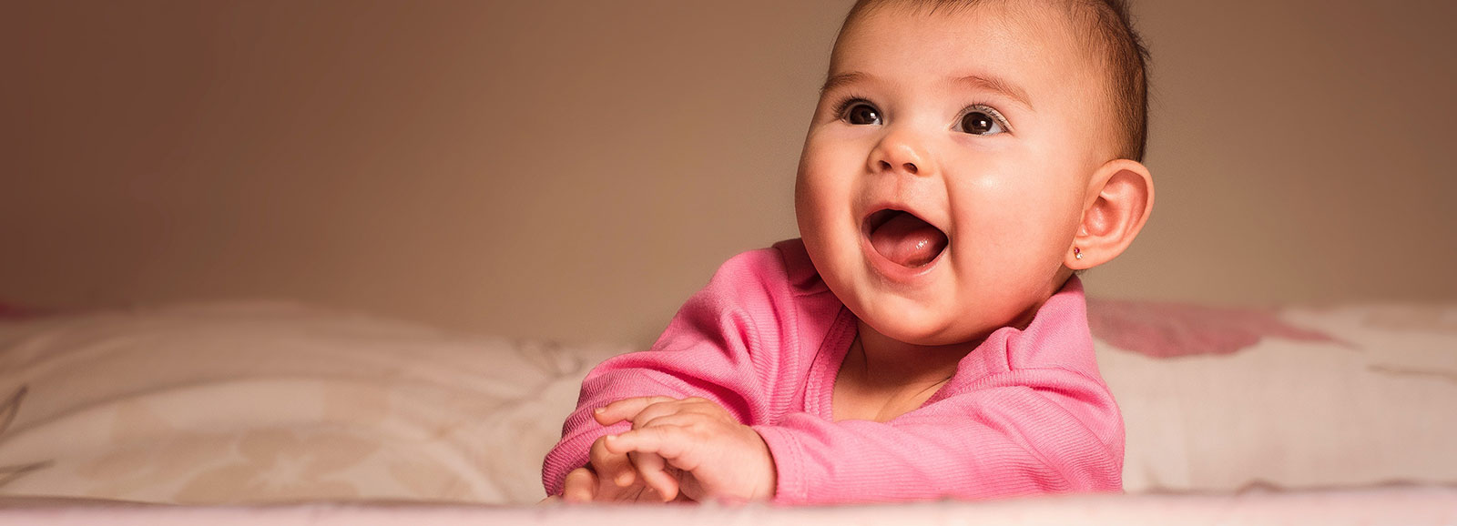 bébé souriante dans un haut rose