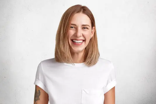jeune femme souriante aux cheveux aux épaules