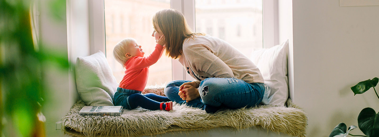 bébé qui touche le visage de sa maman