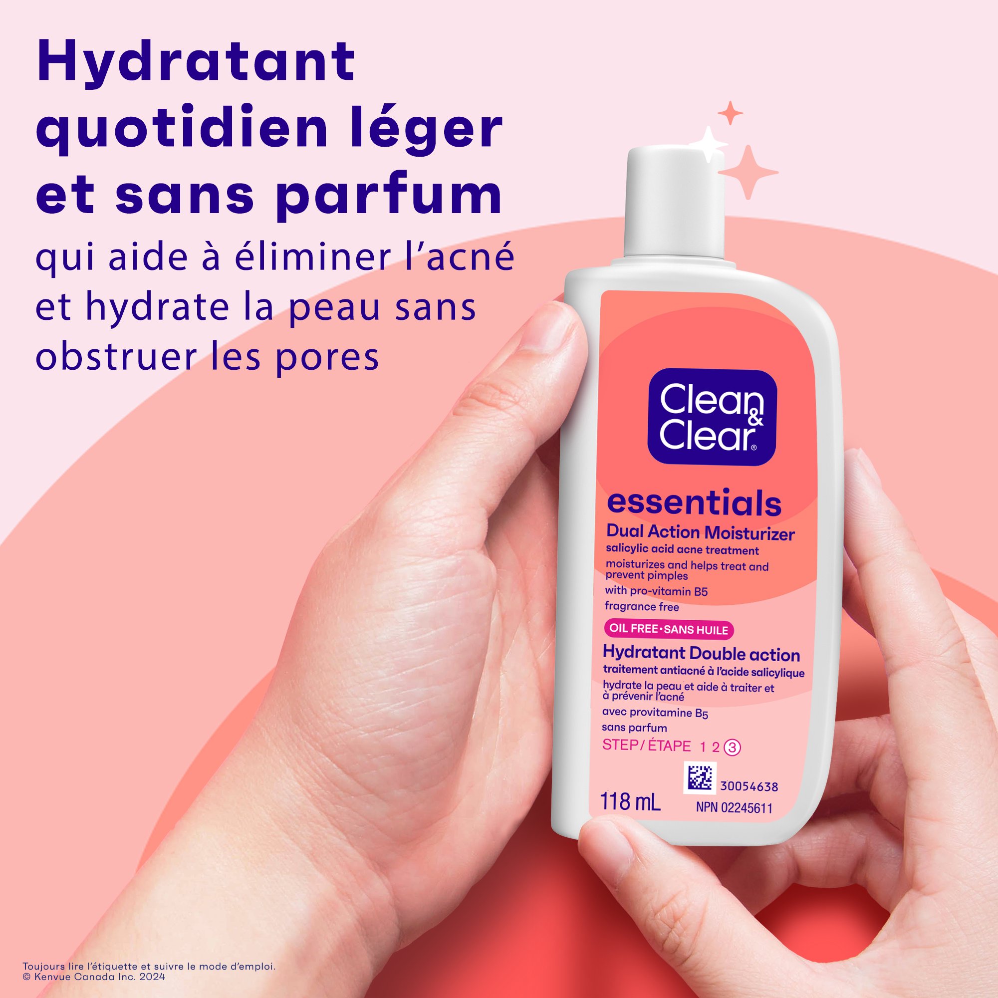 Deux mains tenant le flacon d’hydratant Double action Clean & Clear Essentials®