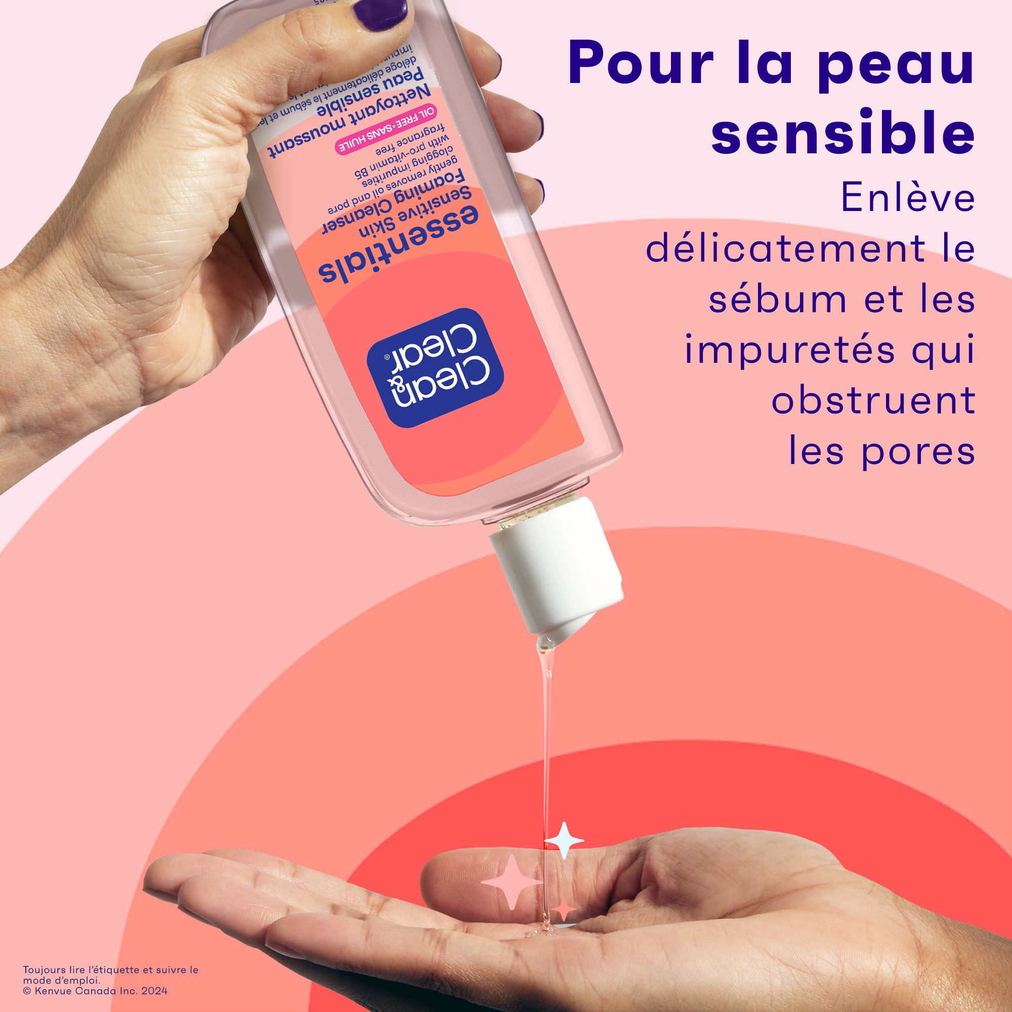 Une main tient un flacon de nettoyant moussant pour le visage pour peau sensible Clean & Clear Essentials® et presse un peu du produit dans la paume