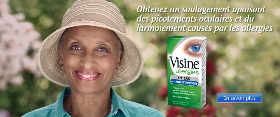 Une femme souriante. Un emballlage de Visine Allergies avec la mention "Obtenez un soulagement apaisant des picotements oculaires et du larmoiement causés par les allergies"