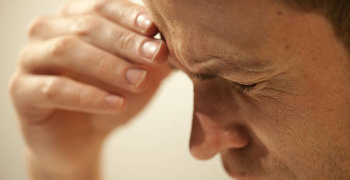 Image d'un homme souffrant d'un mal de tête, sur Nicoderm.ca