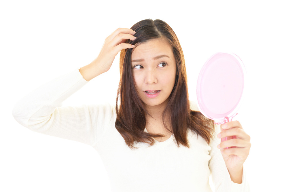 jeune femme se regardant dans un miroir