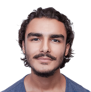 homme aux cheveux brun et à la moustache