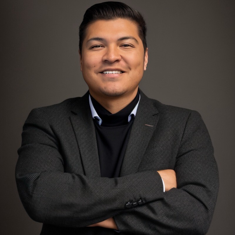 Headshot of Raul Pacheco