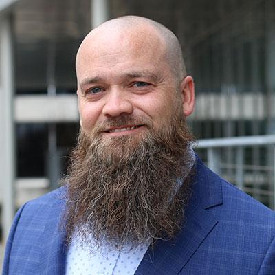Headshot of Dustin Burns