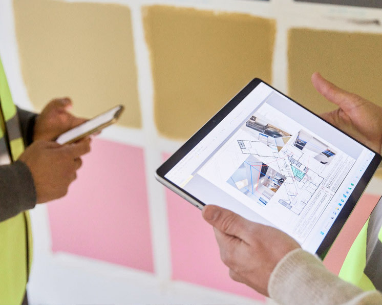 Vue en contre-plongée d'un gratte-ciel moderne avec façade en verre et balcons en zigzag