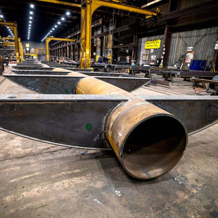 Morceau de tuyau en aluminium à l'intérieur de l'entrepôt de soudage de Hillsdale Fabricators