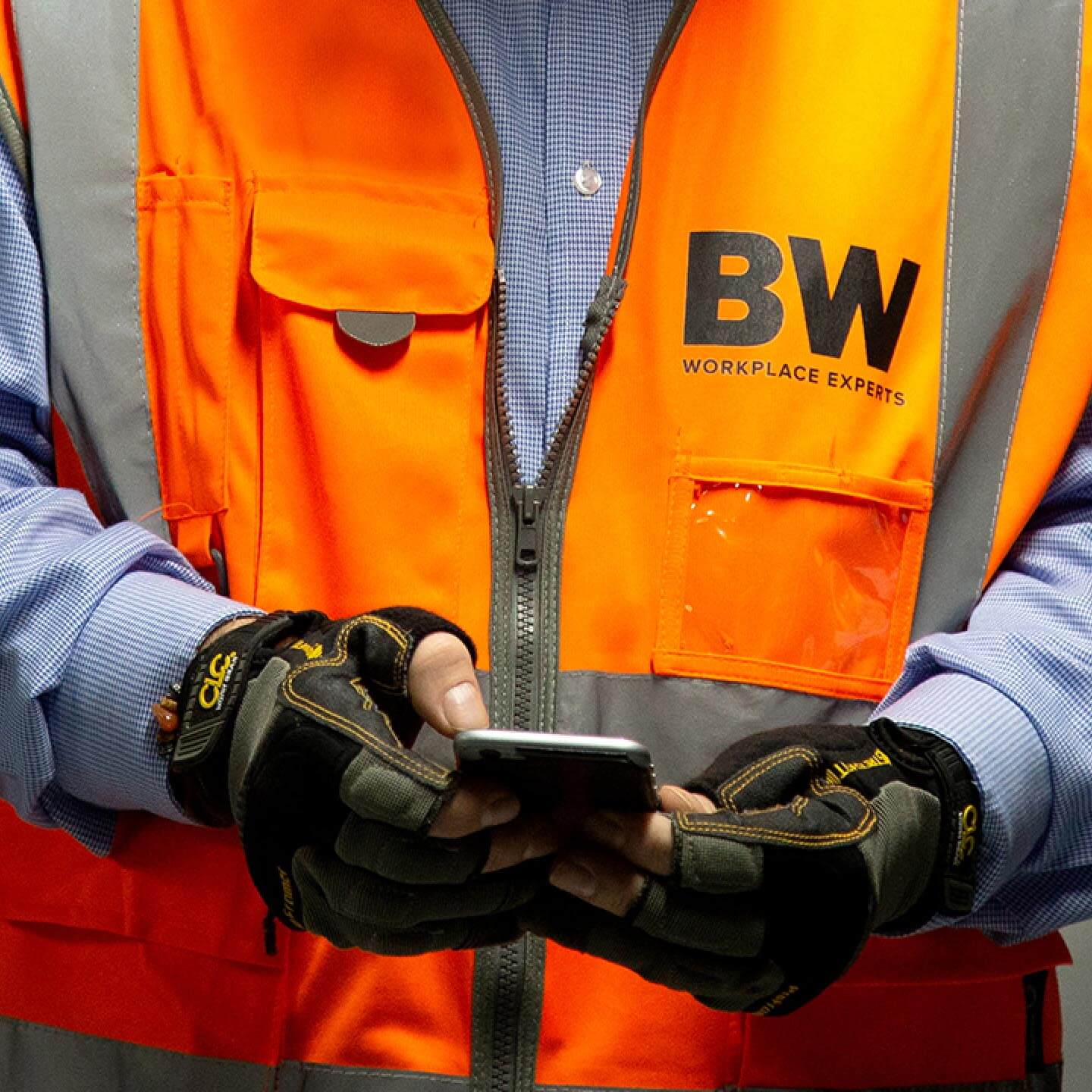 BW contractor using analytics on his phone