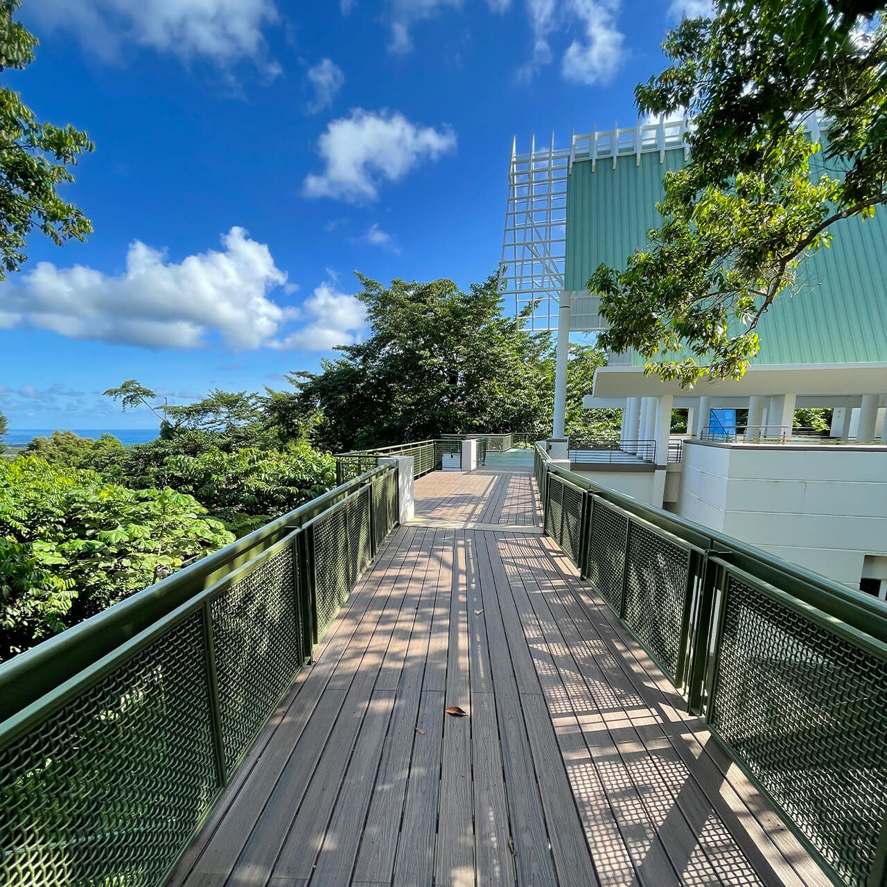 exterior deck of "El centro de visitantes El Portal" del Bosque Nacional El Yunque de Puerto Rico