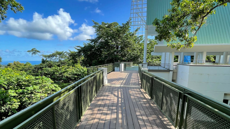 exterior deck of "El centro de visitantes El Portal" del Bosque Nacional El Yunque de Puerto Rico