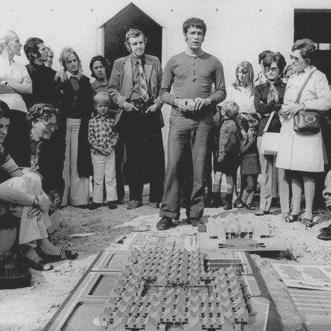 Piet Blom bij de Kasbah in aanbouw