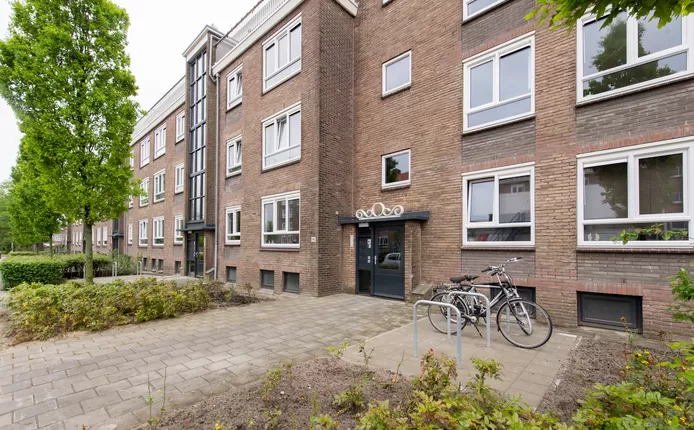 89550 artikel Maanstraat Enschede Renovatie gaat over mensen niet over stenen Beltman Architecten entree