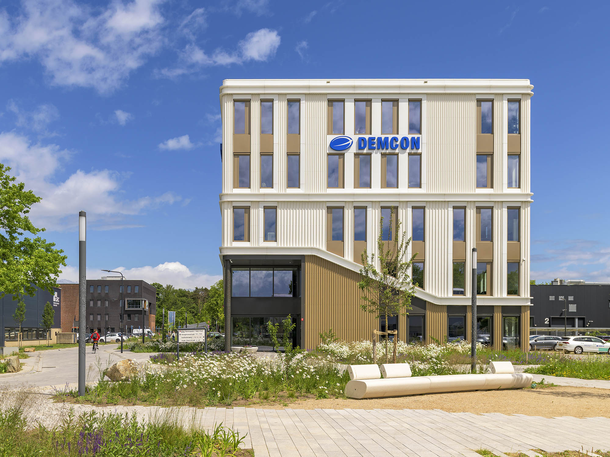 Demcon headquarters op het Kennispark Twente in Enschede. Gebouwd naar ontwerp van Beltman Architecten. Deze zonnige foto is gemaakt door Dirk Verwoerd.