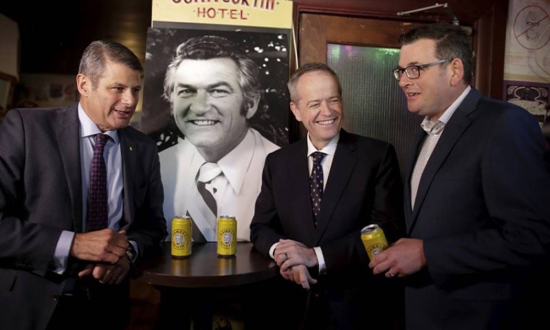 Former Victorian premier Steve Bracks, former opposition leader Bill Shorten and current Victorian premier sharing drinks to celebrate former PM Bob Hawke. Source: The John Curtin Hotel