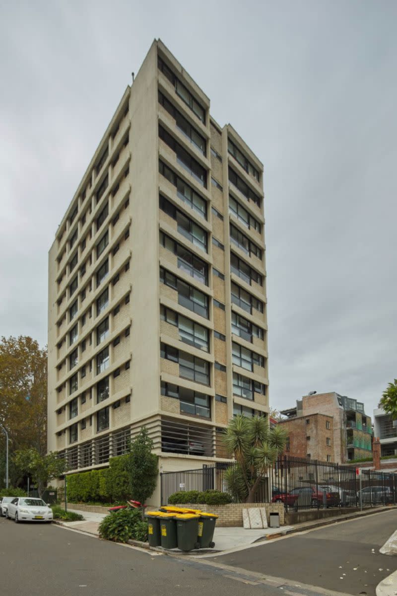 The existing 12-storey "detracting" residential flat tower on the 45-53 Macleay Street site at Potts Point.