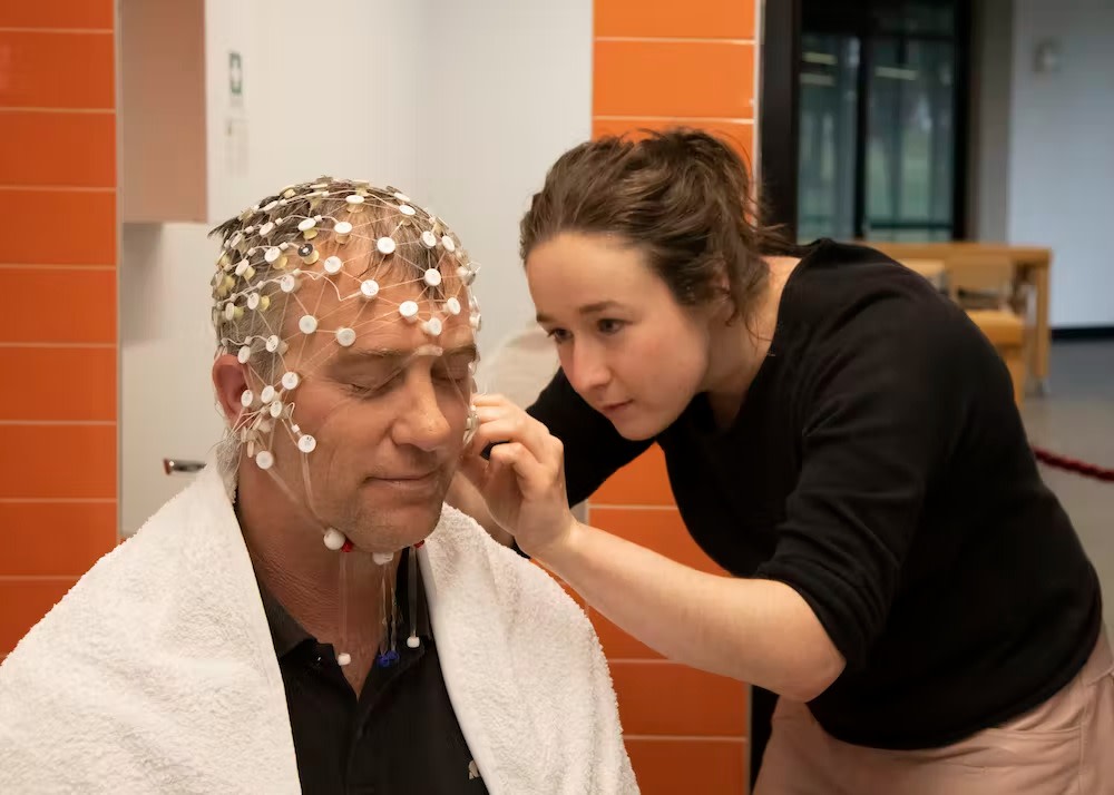 Participants wore a cap covered in electrodes to detect electrical activity in the brain. Donna Squire, Author provided