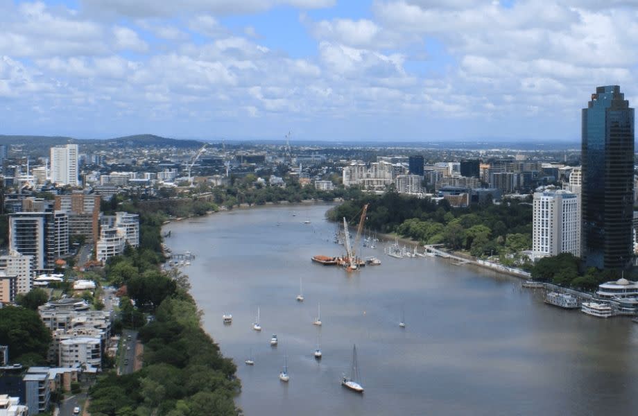 Crane on pontoon loose on Brisbane River.