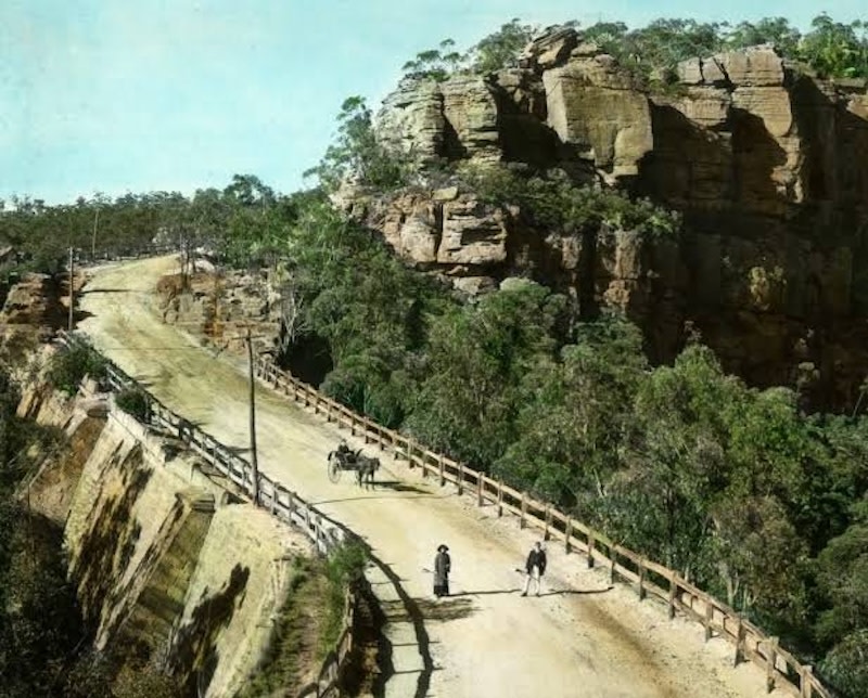 A colourised photography of Mitchell’s Viaduct by Katoomba photographer Harry Phillips, from about 1910. Image: Blue Mountains City Library Local Studies Collection.
