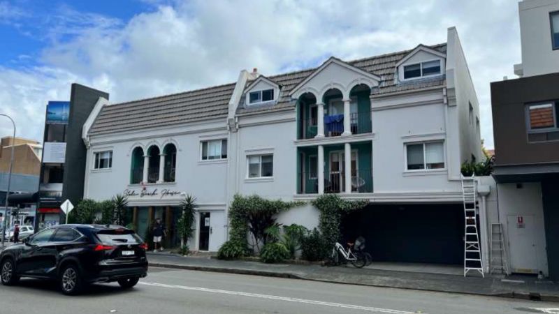 Existing building at 22-24 Raglan Street occupied by the Stoke Beach House backpackers hostel. 