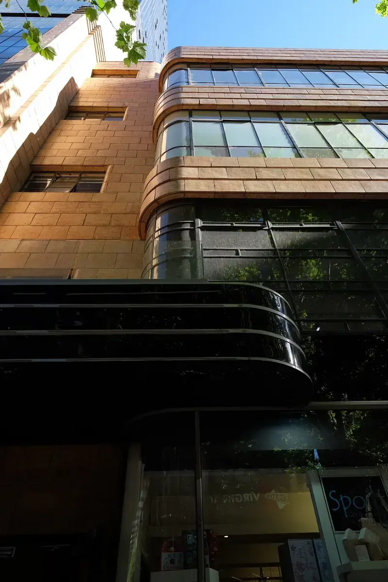 The building is considered an example of the streamlined modern style in Melbourne.