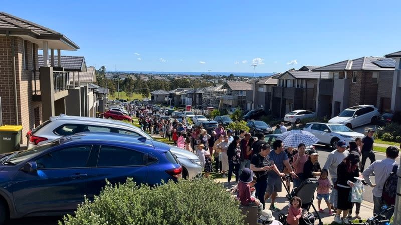 Record crowds lining up to attend the Auction at One Fairway estate in August 2022.