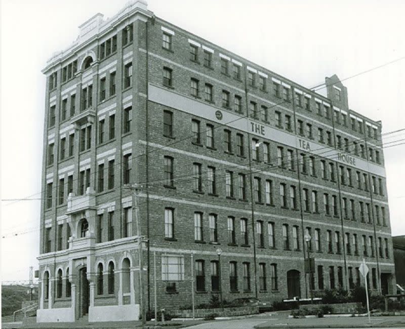 an early photo of the Robur Tea House, which was built between 1887 and 1888 and at one point was the tallest building outside Melbourne's central business district.  Source: National Trust of Australia (Victoria)