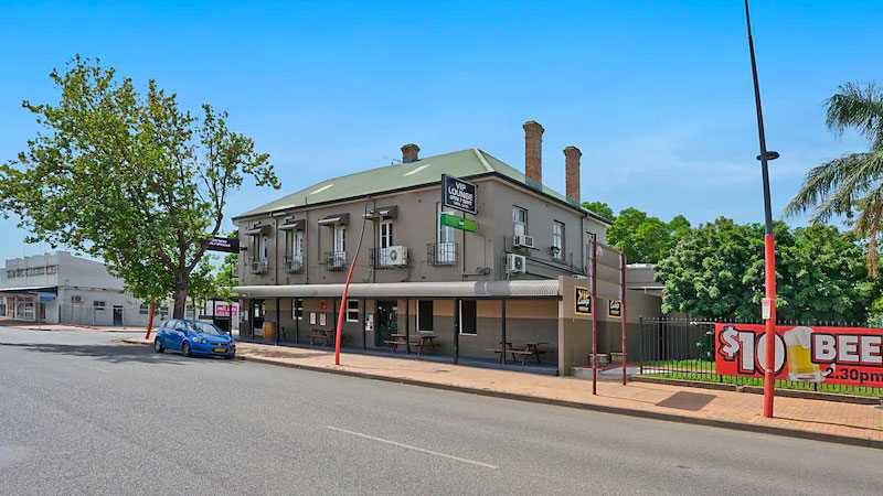 ▲ Imperial Hotel Singleton includes 3am Hotel Licence with 23 GMEs and generates average weekly revenues of $105,000 via public bar, bistro, gaming and 14 first floor accommodation rooms.