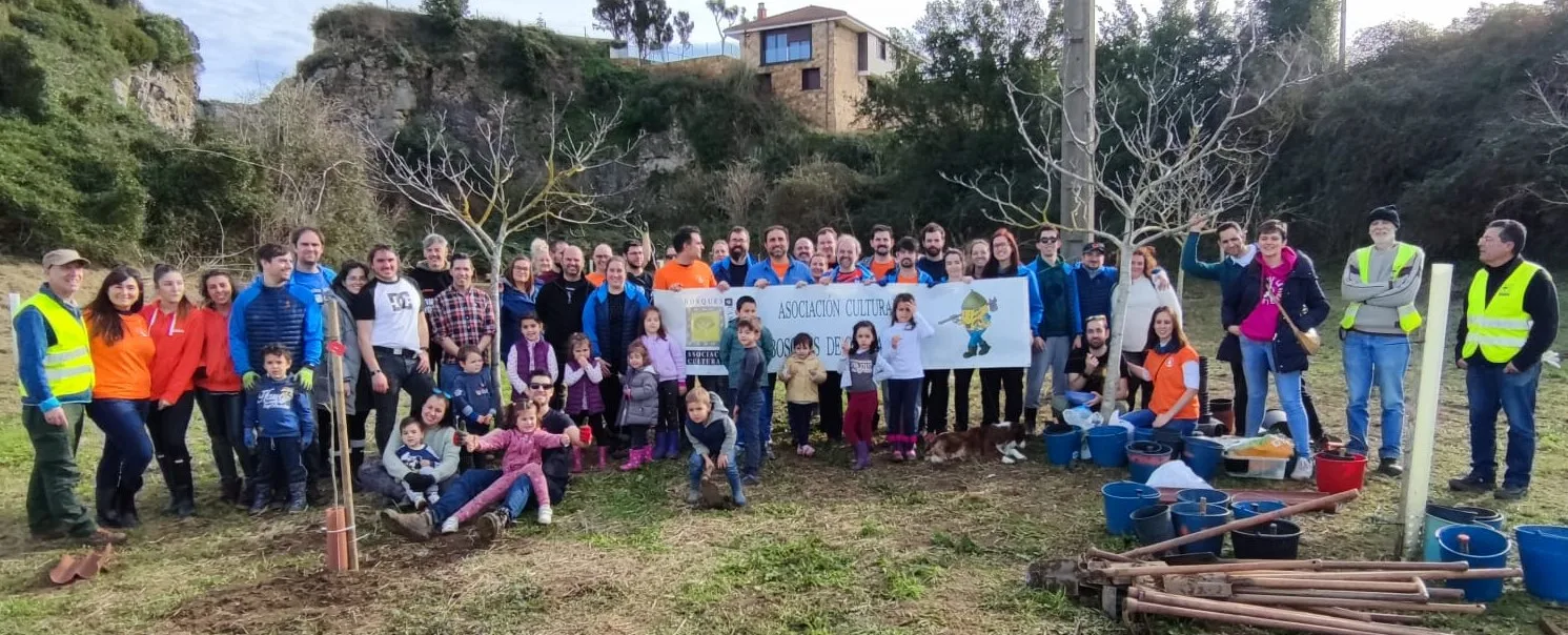 Incentro junto a sus familias han reforestado con 80 árboles una zona próxima a la Bahía de Santander