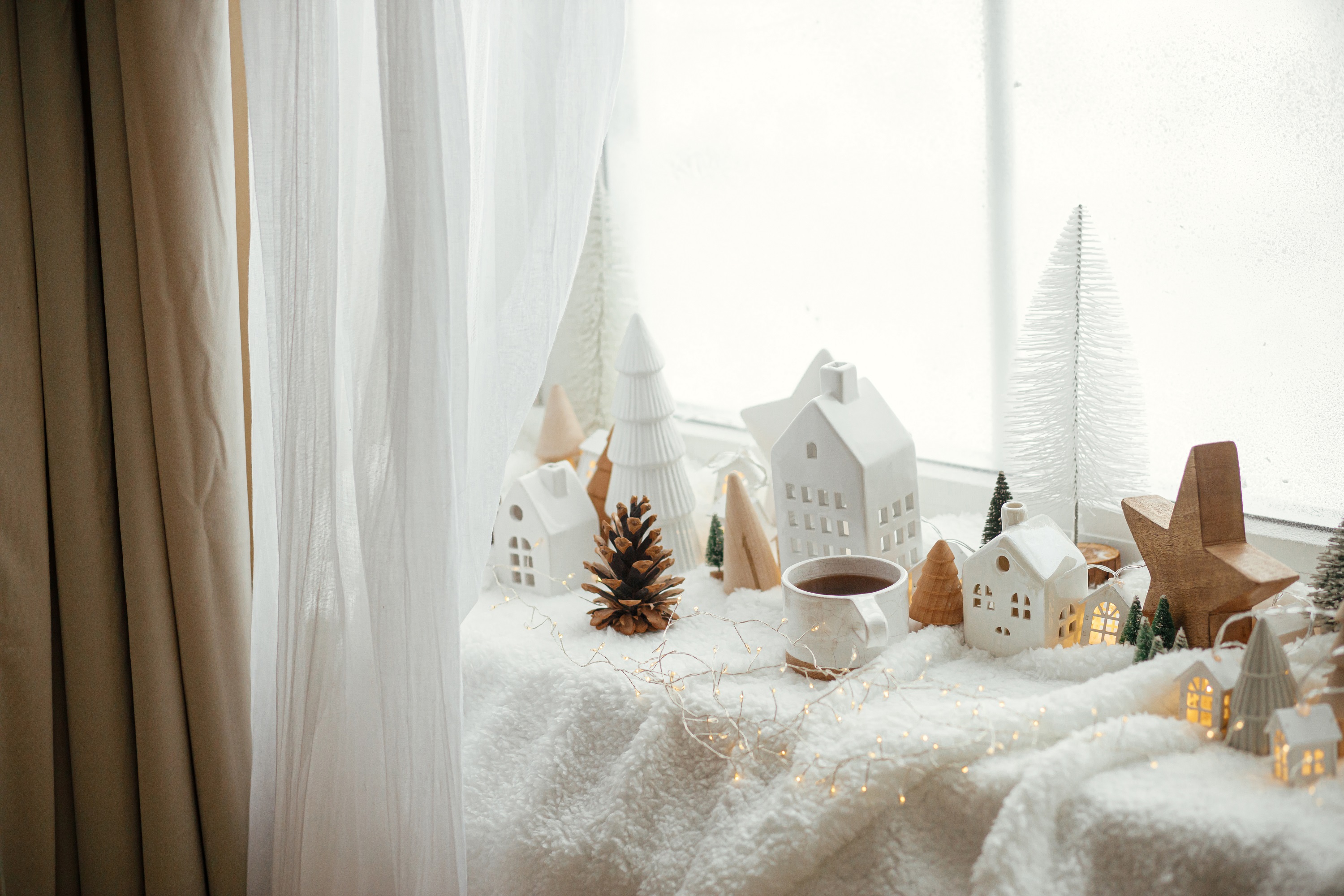 Die Fensterbank weihnachtlich dekorieren: So geht es