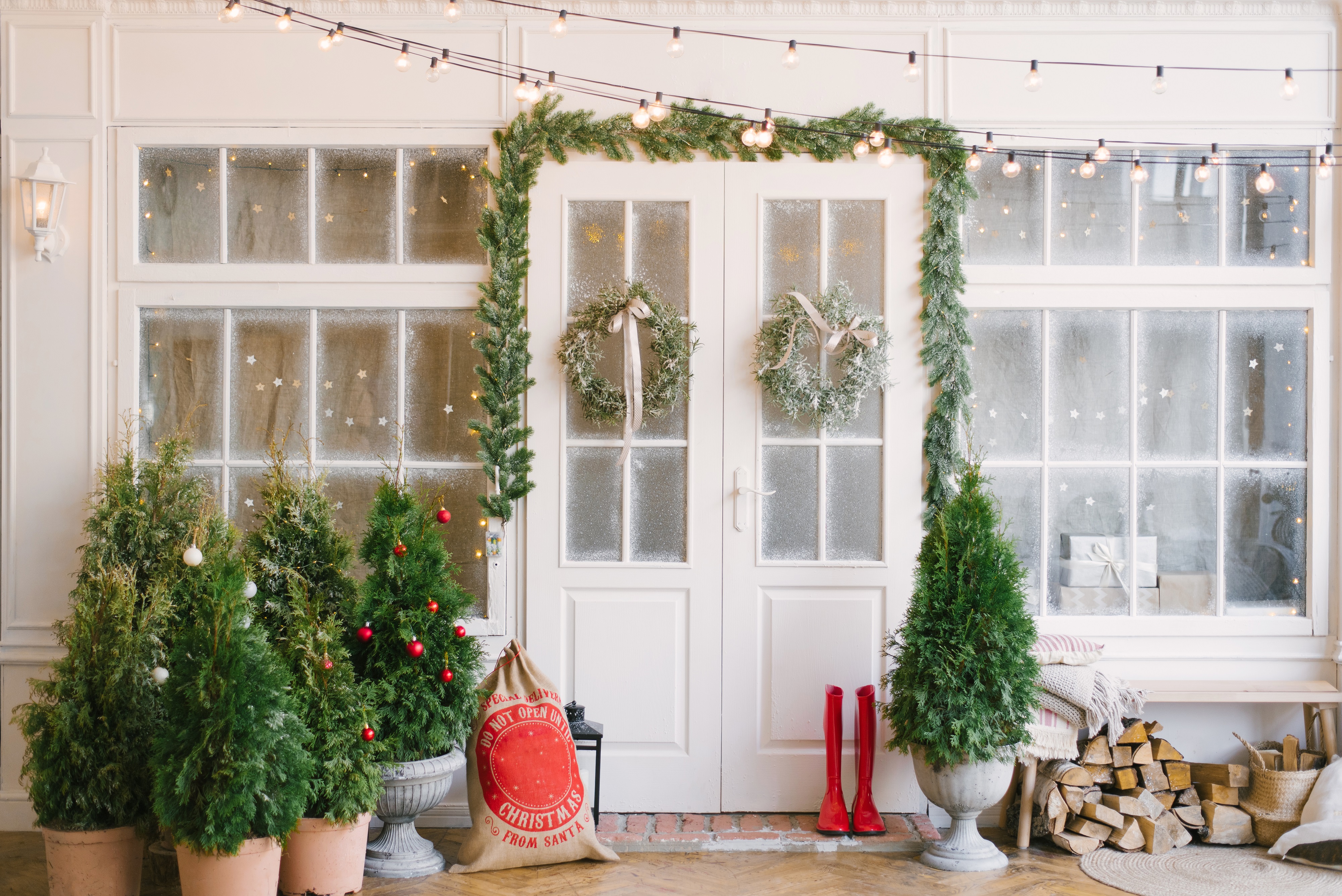 Den Balkon weihnachtlich dekorieren: So gelingt es