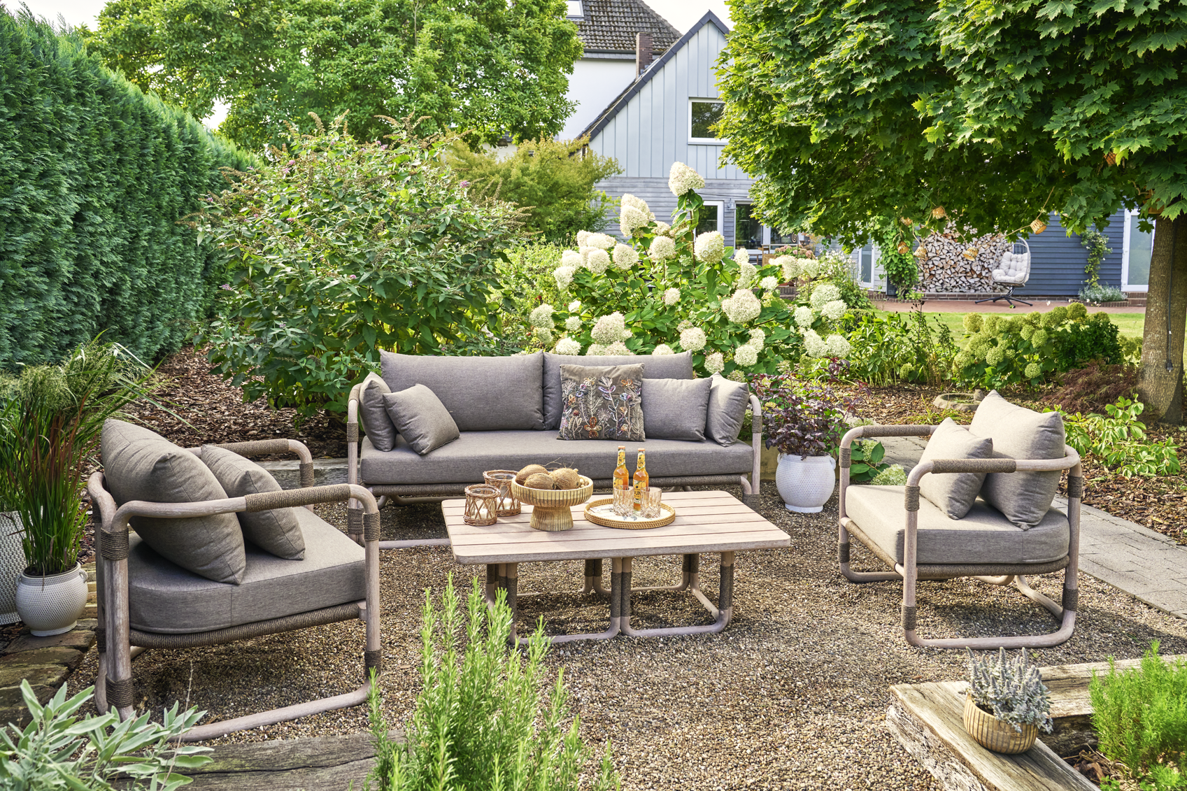 Gemütliche Gartensitzecke gestalten: Ideen & Tipps