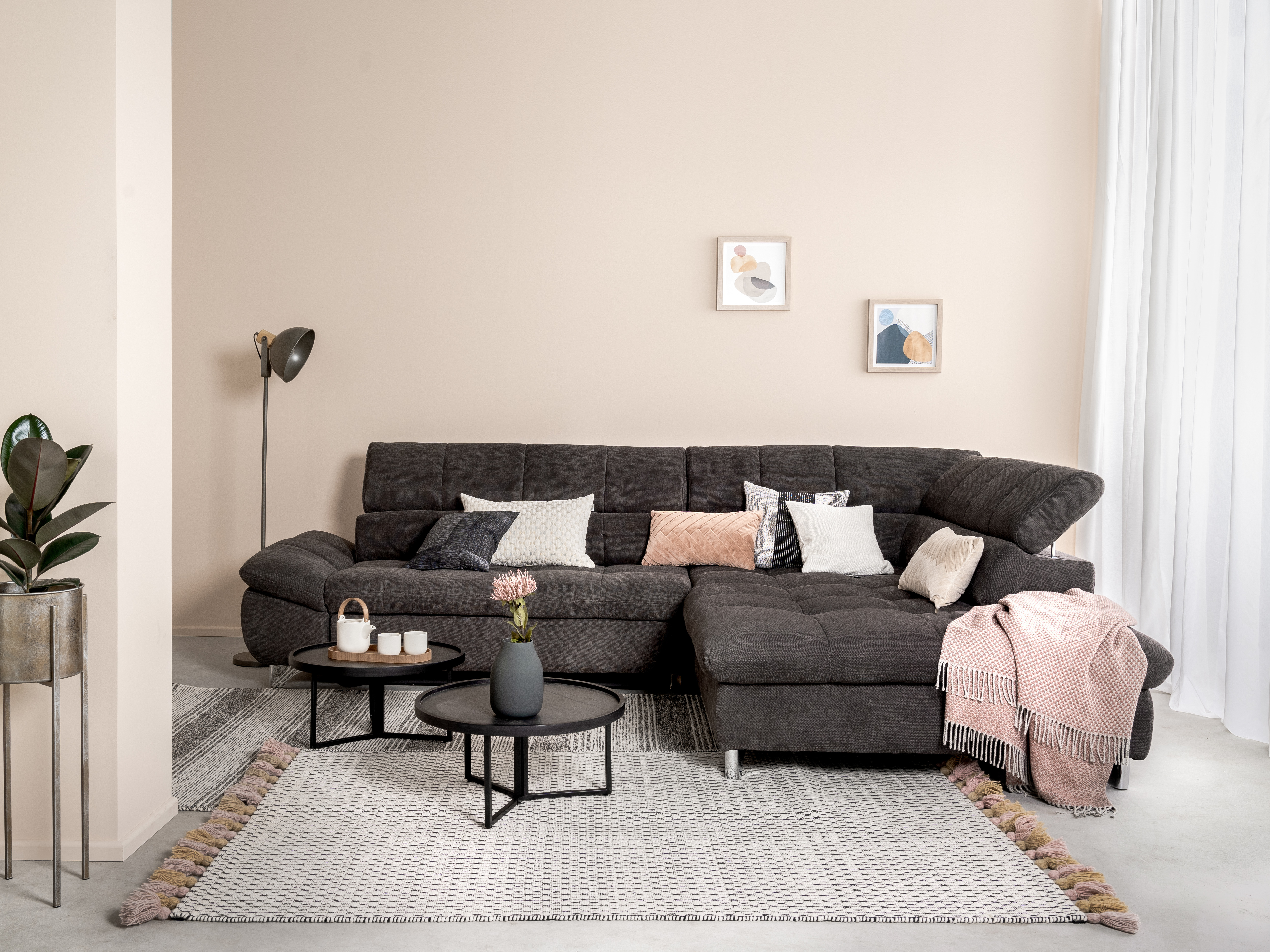Teppich unter dem Sofa platzieren: Tipps & Tricks