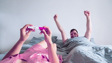 5 aranyos módja, hogy bejelentsd a partnerednek, hogy babát vársz