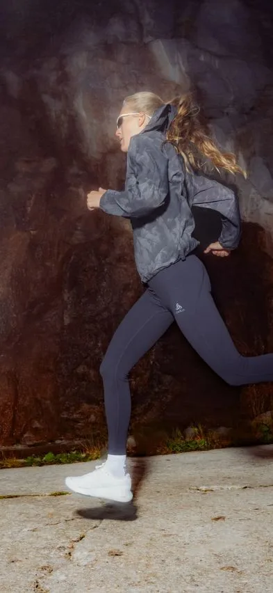 316121 The Zeroweight hyper print hooded running anorak women