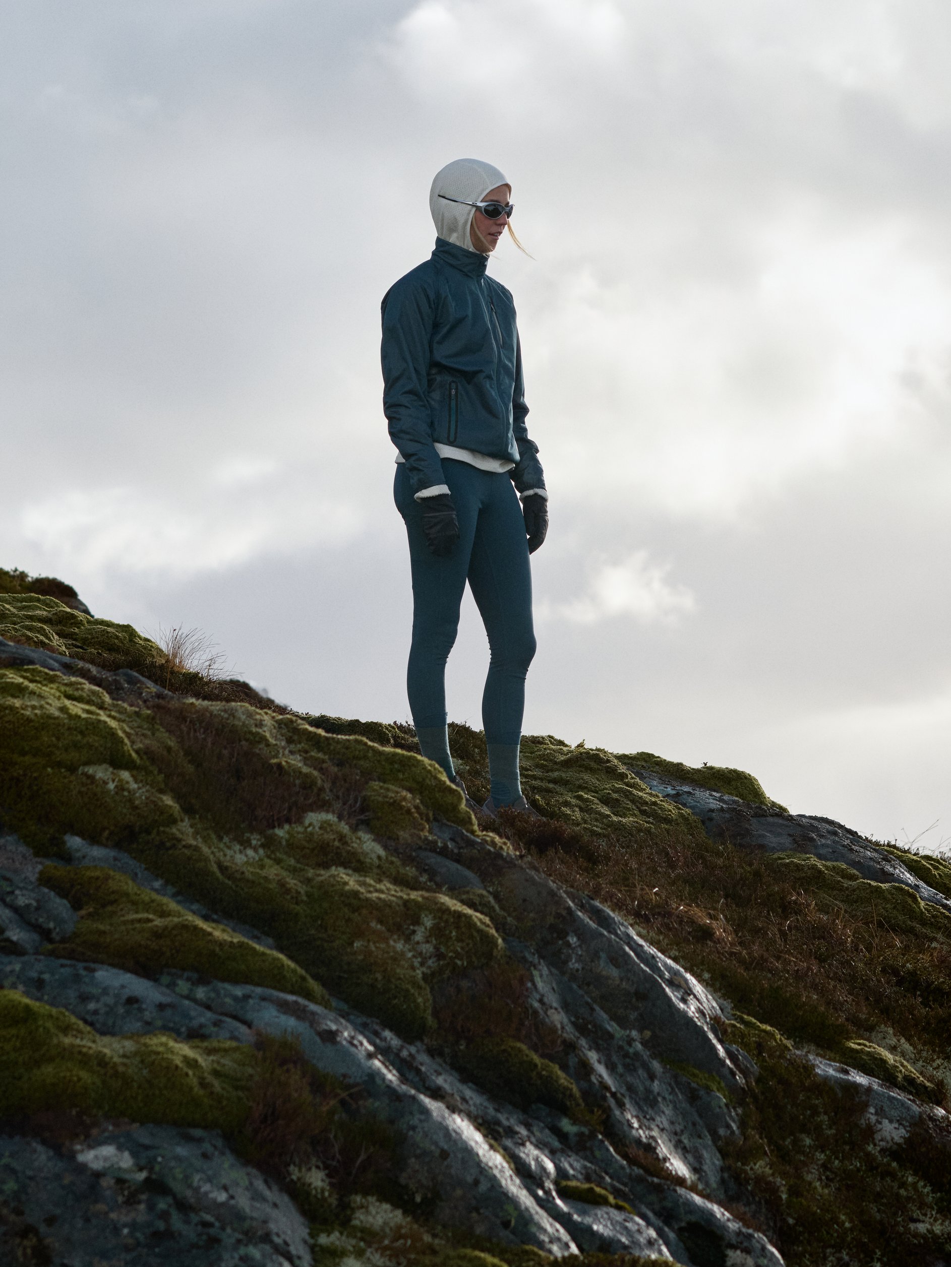 FW26 Trail Running women standing on a mountain and looking at the view
