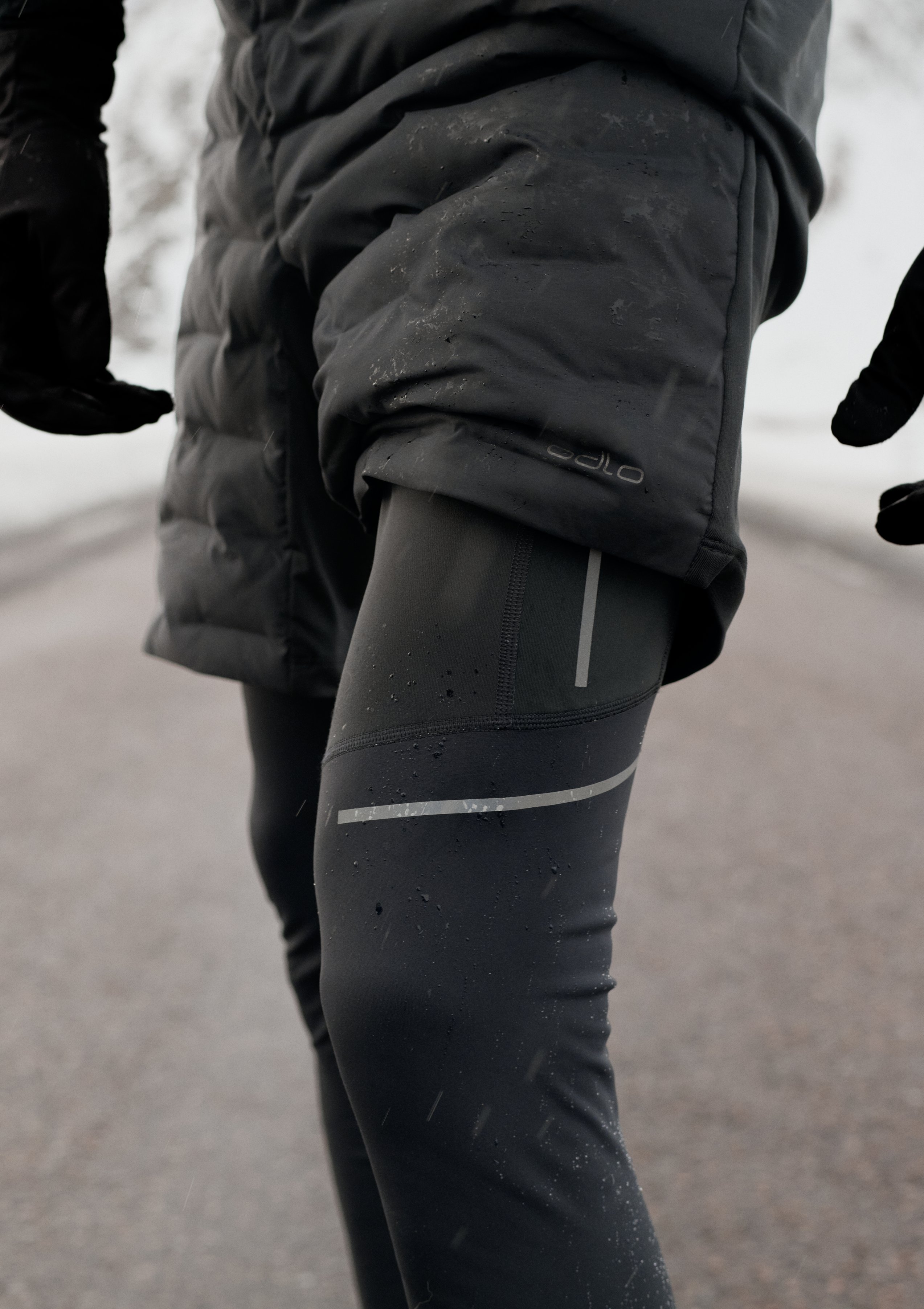 FW26 Running in the dark Shoppable Portrait Zeroweight Warm Reflective Running Tights D