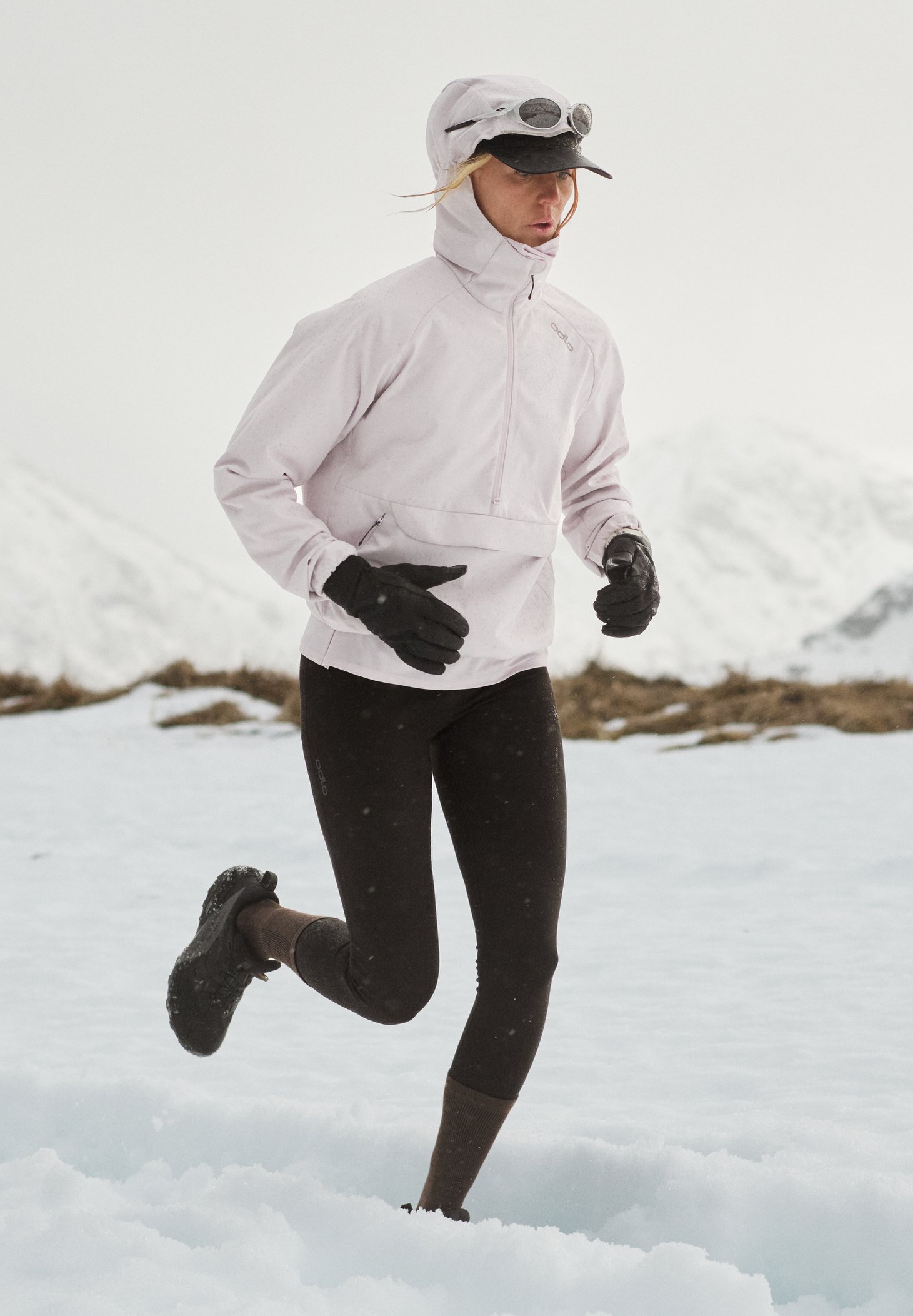 FW26 Winter running guide shoppable portrait Windproof Anorak / Essential Warm Tights women De