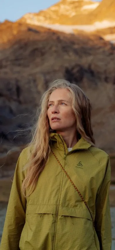 543061 essential windbreaker jacket