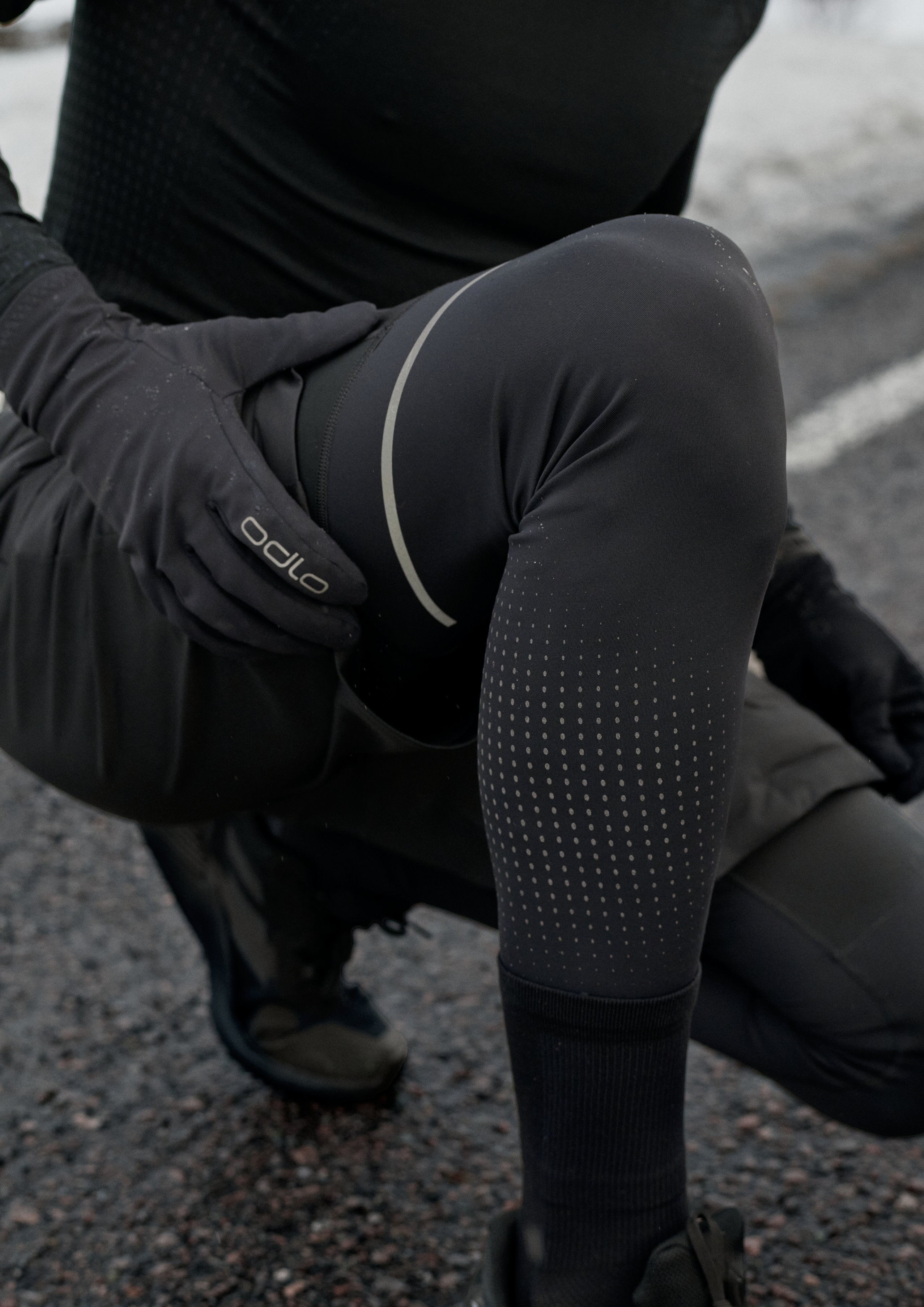 FW26 Trail Running Guide shoppable portrait ZW reflective warm tights and gloves men D