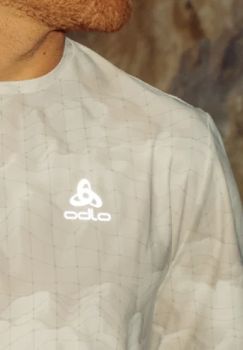 The zeroweight-running-t-shirt-reflective-details feature