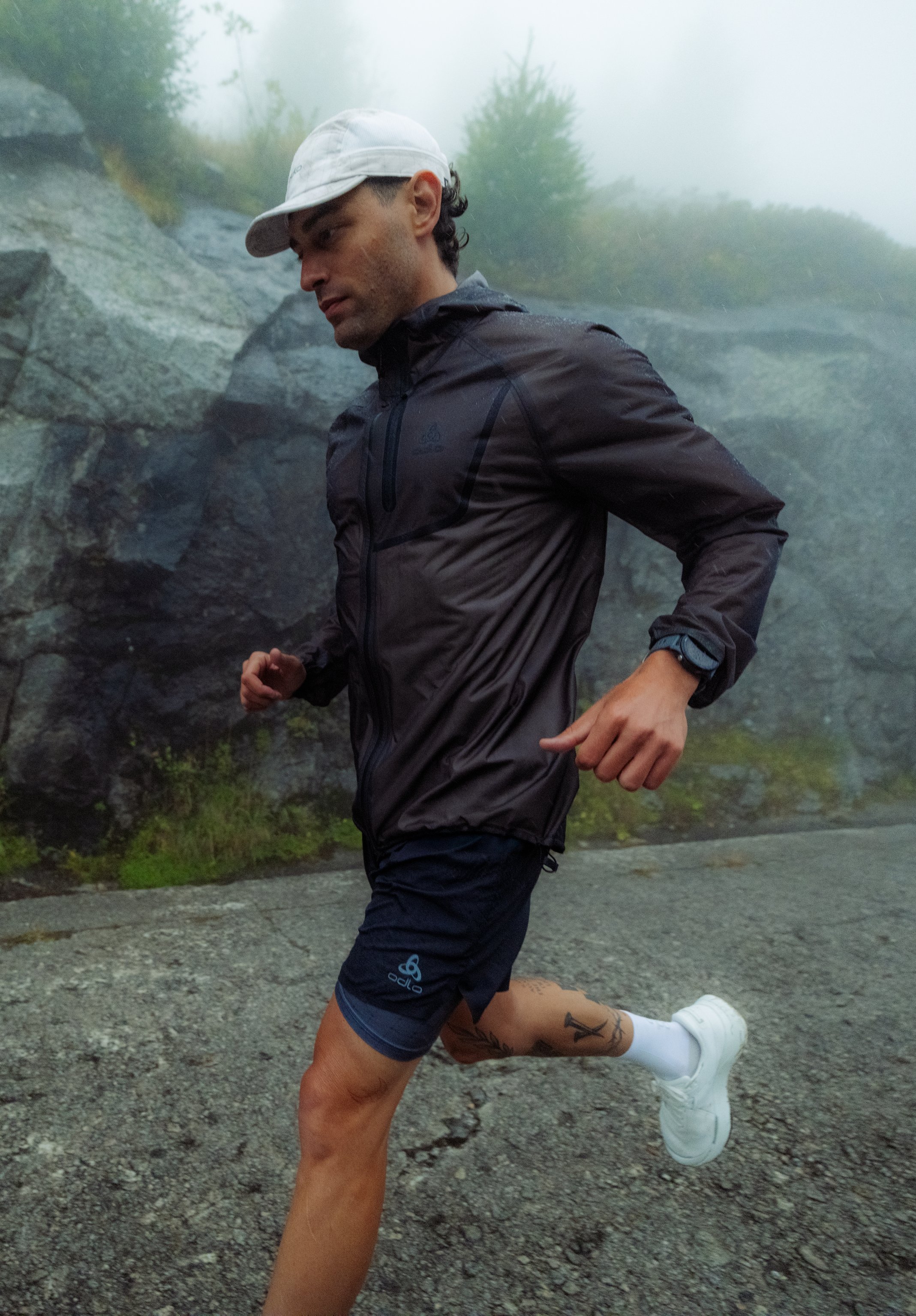 SS26 Blog Teaser Performance without PFAS man running in Dual Dry jacket
